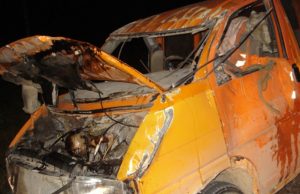 Posūkio neįveikęs automobilis apvirto, sužalotas vairuotojas Avarijoje sumaitotas automobilis. PK nuotr