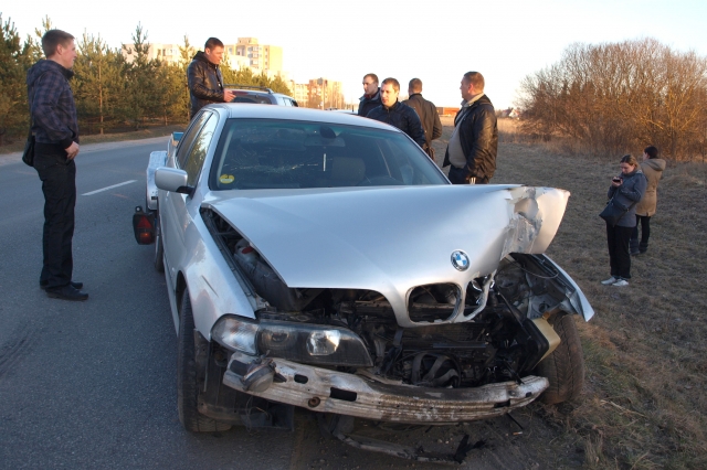Avarijos metu automobilis stipriai apgadintas. L. Dūdaitės nuotr. Avarijos metu automobilis stipriai apgadintas. L. Dūdaitės nuotr.