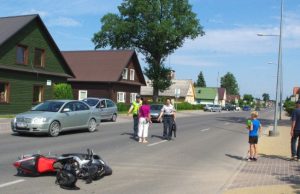 Į įvykio vietą atvykę rajono policijos pareigūnai aiškinosi avarijos aplinkybes. M. Katinauskienės nuotr.