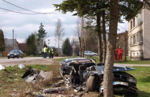 Po smūgio į stulpą – jaunuolio mirtis Tik supjaustę automobilį BMW