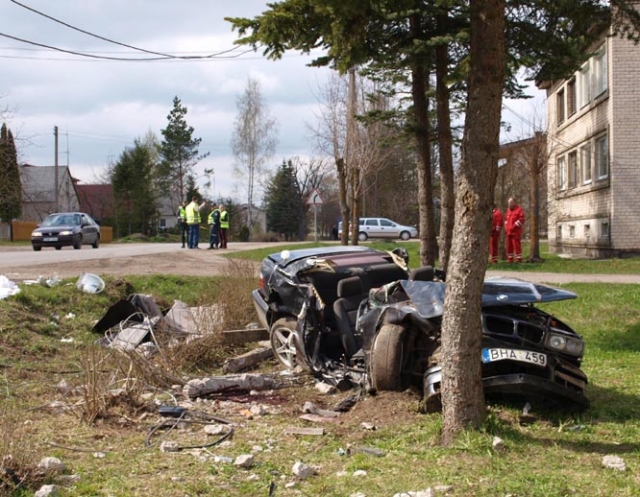 Tik supjaustę automobilį BMW