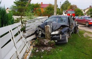 Vairuotoją iš sumaitoto automobilio teko vaduoti ugniagesiams. M. Katinauskienės nuotr.