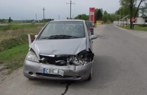 Sankryžoje apvirto traktorius Sudaužytas „Mercedes Benz" automobilis. M. Katinauskienės nuotr.