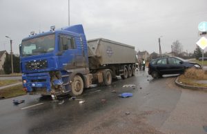 Pagrindiniu keliu važiavęs sunkvežimis nustūmė staiga į sankryžą išvažiavusį baltos spalvos lengvąjį automobilį ir susidūrė su dar vienu automobiliu. D. Zibolienės nuotr.