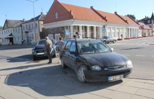 Rokiškyje Nepriklausomybės aikštėje susidūrė du automobiliai. D. Zibolienės nuotr.