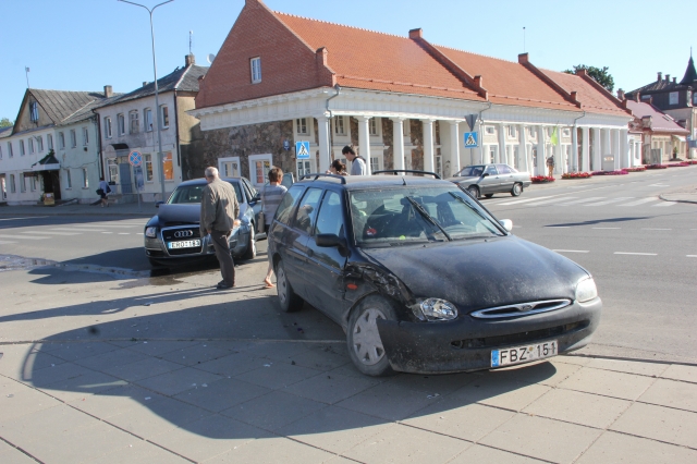 Rokiškyje Nepriklausomybės aikštėje susidūrė du automobiliai. D. Zibolienės nuotr.