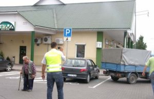 Įvažiavo į neįgaliojo automobilį Į „Peugeot“