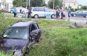 „Audi A 4“ vairuotojas nepaisė kelio ženklų: miestu jis važiavo kaip buvo įpratęs prieš daugelį metų. N. Byčkovskio nuotr.