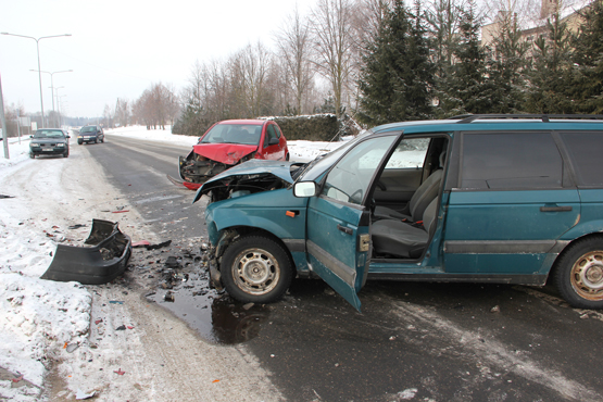 „VW Passat“ rėžėsi į „Mitsubishi Colt“. D.Zibolienės nuotr. „VW Passat“ rėžėsi į „Mitsubishi Colt“. D.Zibolienės nuotr.