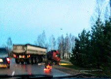 Slidžiame kelyje apvirto automobilis Vaizdas prieš 8 val. ryto ties Taikos – Vilties gatvių žiedu. J.Susnienės nuotr..