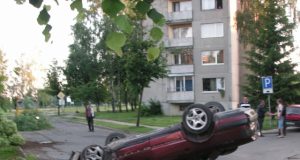 Klausimėlis: kokiu greičiu turėjo lėkti automobilis