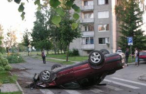 Klausimėlis: kokiu greičiu turėjo lėkti automobilis