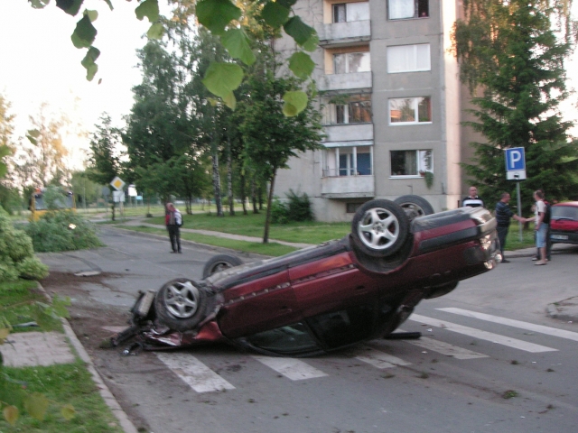 Klausimėlis: kokiu greičiu turėjo lėkti automobilis Klausimėlis: kokiu greičiu turėjo lėkti automobilis