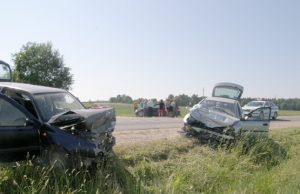Kraupioje avarijoje sužaloti septyni žmonės Kaktomuša susidūrus automobiliams sužaloti septyni žmonės. A.Minkevičienės nuotr.