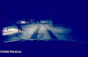 Į medį atsitrenkęs vairuotojas siūlė kyšį Į medį atsitrenkęs vairuotojas siūlė kyšį