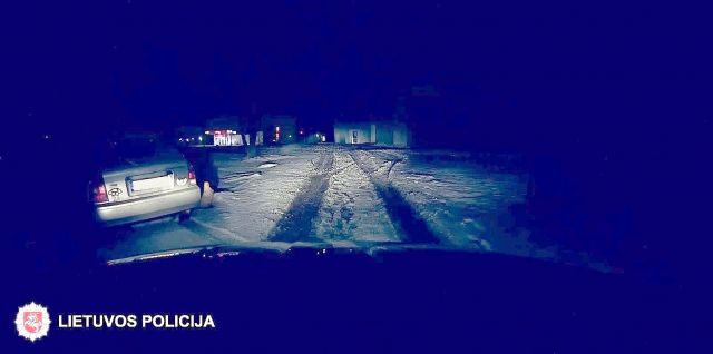 Į medį atsitrenkęs vairuotojas siūlė kyšį