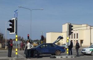 „Audi“ taranuotas fordas užskrido ant gatvės salelės ir susidūrimo išvengė. A.Minkevičienės nuotr.