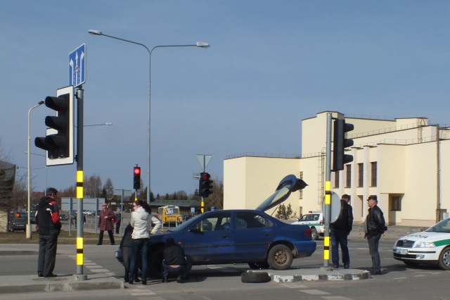 „Audi“ taranuotas fordas užskrido ant gatvės salelės ir susidūrimo išvengė. A.Minkevičienės nuotr. „Audi“ taranuotas fordas užskrido ant gatvės salelės ir susidūrimo išvengė. A.Minkevičienės nuotr.