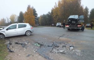 Sankryžoje susidūrė automobiliai, sužaloti žmonės Susidūrus automobiliams