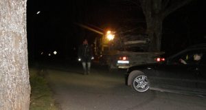 Avarijos vietoje išsiliejusią taršą išvalė ir nuo smūgio nuskilusias automobilio duženas surinko ugniagesiai gelbėtojai. A.Minkevičienės nuotr.