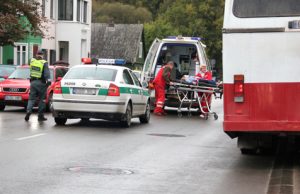 Automobilis partrenkė mergaitę Mergaitė išvežta į rajono ligoninę. N.Byčkovskio nuotr.