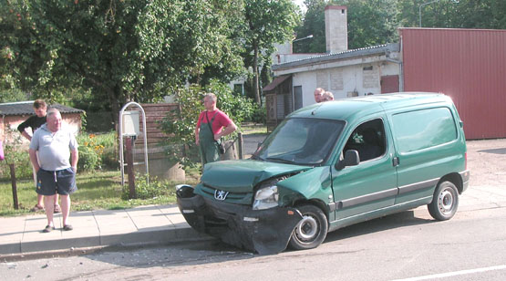 Smalsuolius traukė avarijos vieta. S.Kilkuvienės nuotr.