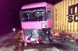 Avarijoje žuvo jaunas vairuotojas Susidūrus opeliui ir vilkikui žuvo lengvojo automobilio vairuotojas. Rokiškio PK nuotr.