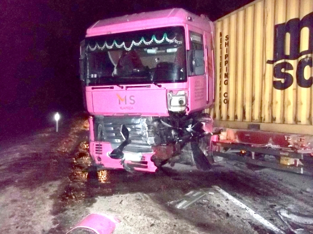 Susidūrus opeliui ir vilkikui žuvo lengvojo automobilio vairuotojas. Rokiškio PK nuotr.