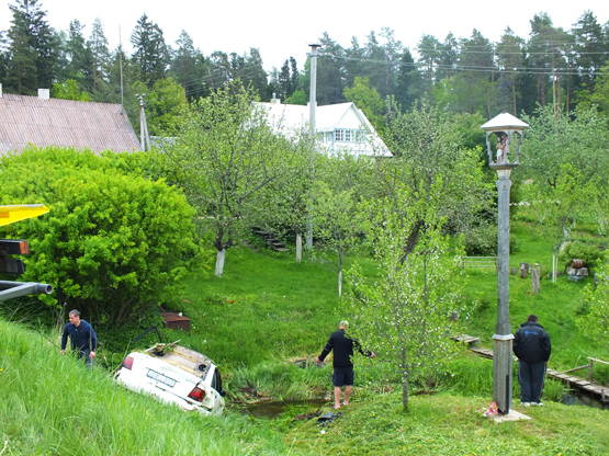 Avariją patyrę juodupėnai neabejoja: Vyžuonos kaimo koplytstulpis