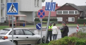 Avarijos pasekmės: sudaužytas automobilis „Opel“ ir apgadintas gatvės šviestuvas. G.Kravčenkos nuotr.