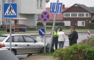 Avarijos pasekmės: sudaužytas automobilis „Opel“ ir apgadintas gatvės šviestuvas. G.Kravčenkos nuotr.