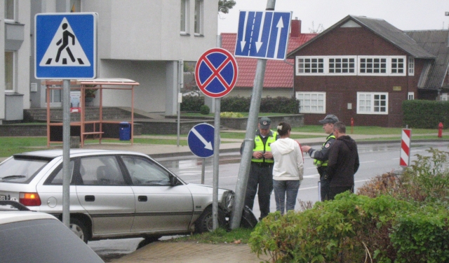 Avarijos pasekmės: sudaužytas automobilis „Opel“ ir apgadintas gatvės šviestuvas. G.Kravčenkos nuotr.