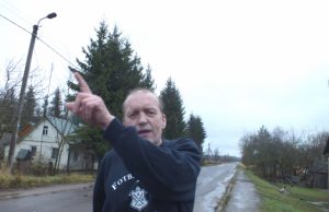 Neapšviestoje gatvėje automobilis pervažiavo vyrą Po Gintaro Maticko penkiasdešimtmečio šventės įvyko nelaimė: ant kelio nugriuvusį jo svečią Vidmantą Matijošą pervažiavo mašina. A. Minkevičienės nuotr.