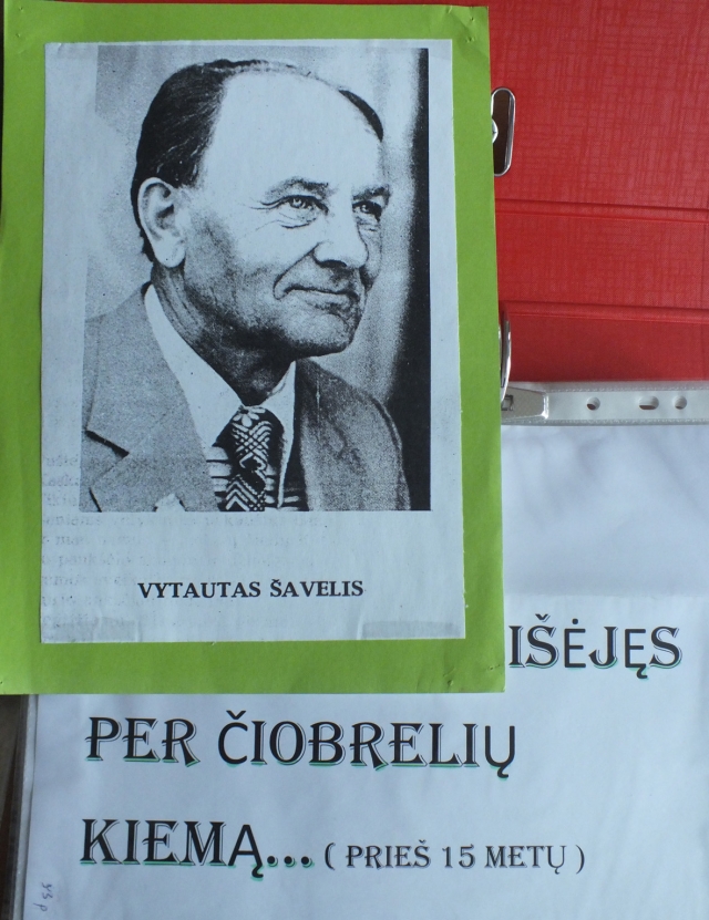 Kraštiečio poeto Vytauto Šavelio kūryba ir gyvenimo nuotrupos – Panemunio kaimo bibliotekininkės Pranutės Petrulienės kruopščiai surinktame aplanke.