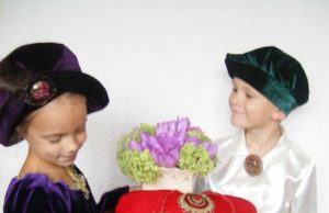 „Ąžuoliuke“ įkurta dvarponių mokykla Ugnius Danys padeda Eurikai Čelkytei išsirinkti papuošalą.