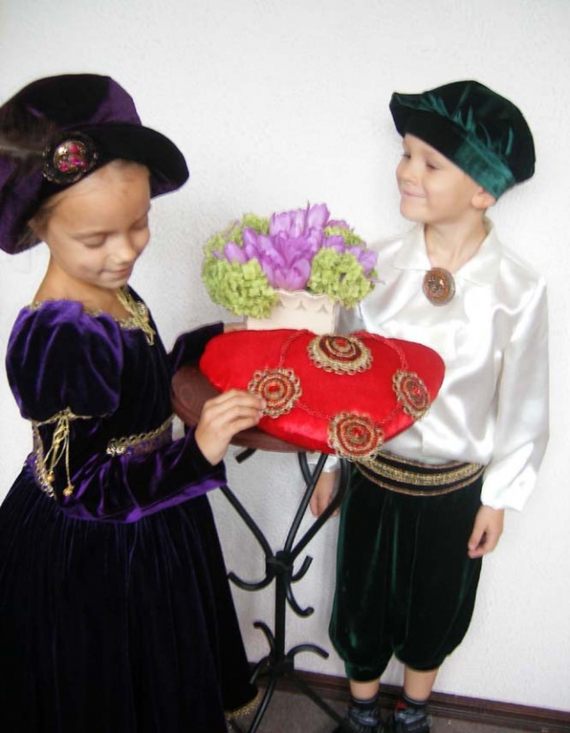 Ugnius Danys padeda Eurikai Čelkytei išsirinkti papuošalą. Ugnius Danys padeda Eurikai Čelkytei išsirinkti papuošalą.