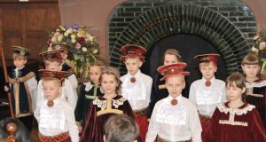 Renesanso muzikos ir šokių programa. Dalyviai – Rokiškio mokyklos-darželio „Ąžuoliukas“ mokiniai.