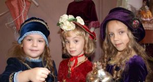 Darželis-mokykla „Ąžuoliukas“ susirinkusiesiems žada Bajorėlių mokyklos programą.