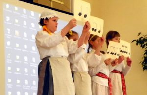 Rokiškio darželio-mokyklos „Ąžuoliukas“ auklėtiniai sutartinių šventėje Ukmergėje.