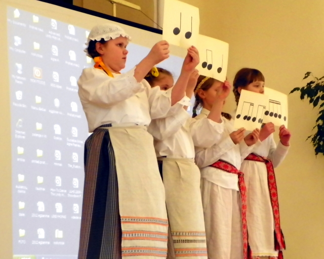 Rokiškio darželio-mokyklos „Ąžuoliukas“ auklėtiniai sutartinių šventėje Ukmergėje.