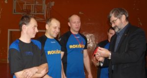 Nugalėtojų medalius Lietuvos futbolo federacijos viceprezidentas G.Babravičius (dešinėje) įteikė „Darolos“ žaidėjams. L.Dūdaitės nuotr.