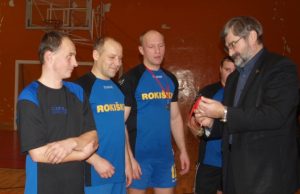 Nugalėtojų medalius Lietuvos futbolo federacijos viceprezidentas G.Babravičius (dešinėje) įteikė „Darolos“ žaidėjams. L.Dūdaitės nuotr.