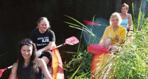 Baidarių lenktynėse rungiasi patyrę meistrai ir perspektyvus jaunimas. Baidarių lenktynių nugalėtojos Jūratė Šapranauskaitė (iš dešinės) ir Jolanta Lukošiūnienė bei trečios vietos laimėtojos Vilūnė Sabaliauskaitė ir Brigita Lukošiūnaitė.
