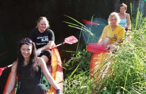 Baidarių lenktynėse rungiasi patyrę meistrai ir perspektyvus jaunimas. Baidarių lenktynių nugalėtojos Jūratė Šapranauskaitė (iš dešinės) ir Jolanta Lukošiūnienė bei trečios vietos laimėtojos Vilūnė Sabaliauskaitė ir Brigita Lukošiūnaitė.
