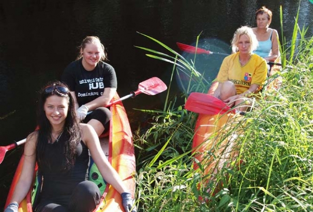 Baidarių lenktynėse rungiasi patyrę meistrai ir perspektyvus jaunimas. Baidarių lenktynių nugalėtojos Jūratė Šapranauskaitė (iš dešinės) ir Jolanta Lukošiūnienė bei trečios vietos laimėtojos Vilūnė Sabaliauskaitė ir Brigita Lukošiūnaitė. Baidarių lenktynėse rungiasi patyrę meistrai ir perspektyvus jaunimas. Baidarių lenktynių nugalėtojos Jūratė Šapranauskaitė (iš dešinės) ir Jolanta Lukošiūnienė bei trečios vietos laimėtojos Vilūnė Sabaliauskaitė ir Brigita Lukošiūnaitė.