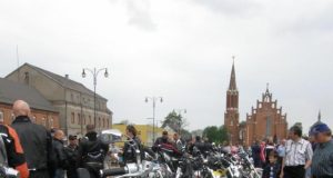 Baikerių sezono atidarymui – tradicinis baikerių ir jų plieno žirgų paradas Nepriklausomybės aikštėje. A.Minkevičienės nuotr.