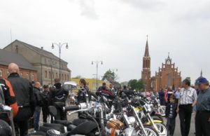 Baikerių sezono atidarymui – tradicinis baikerių ir jų plieno žirgų paradas Nepriklausomybės aikštėje. A.Minkevičienės nuotr.
