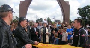 2006–aisiais „Jėgos“ klubo vėliavą pašventino Utenos dekanas