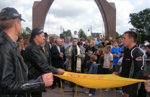 2006–aisiais „Jėgos“ klubo vėliavą pašventino Utenos dekanas