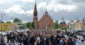 Rokiškio baikeriai vasaros sezoną pradėjo tradiciniu renginiu Nepriklausomybės aikštėje... A.Kiukio nuotr.